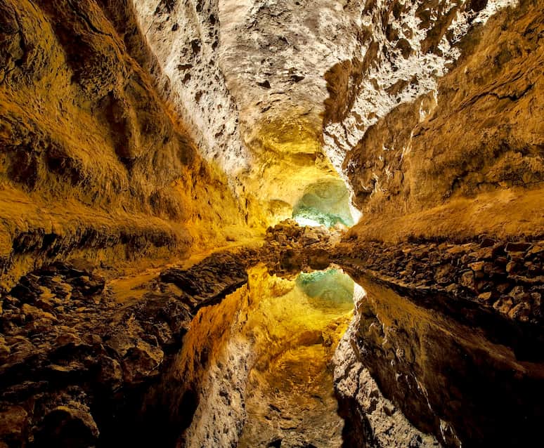 Das beleuchtete Innere der Cueva de los Verdes, das die beeindruckende vulkanische Lavaröhre zeigt