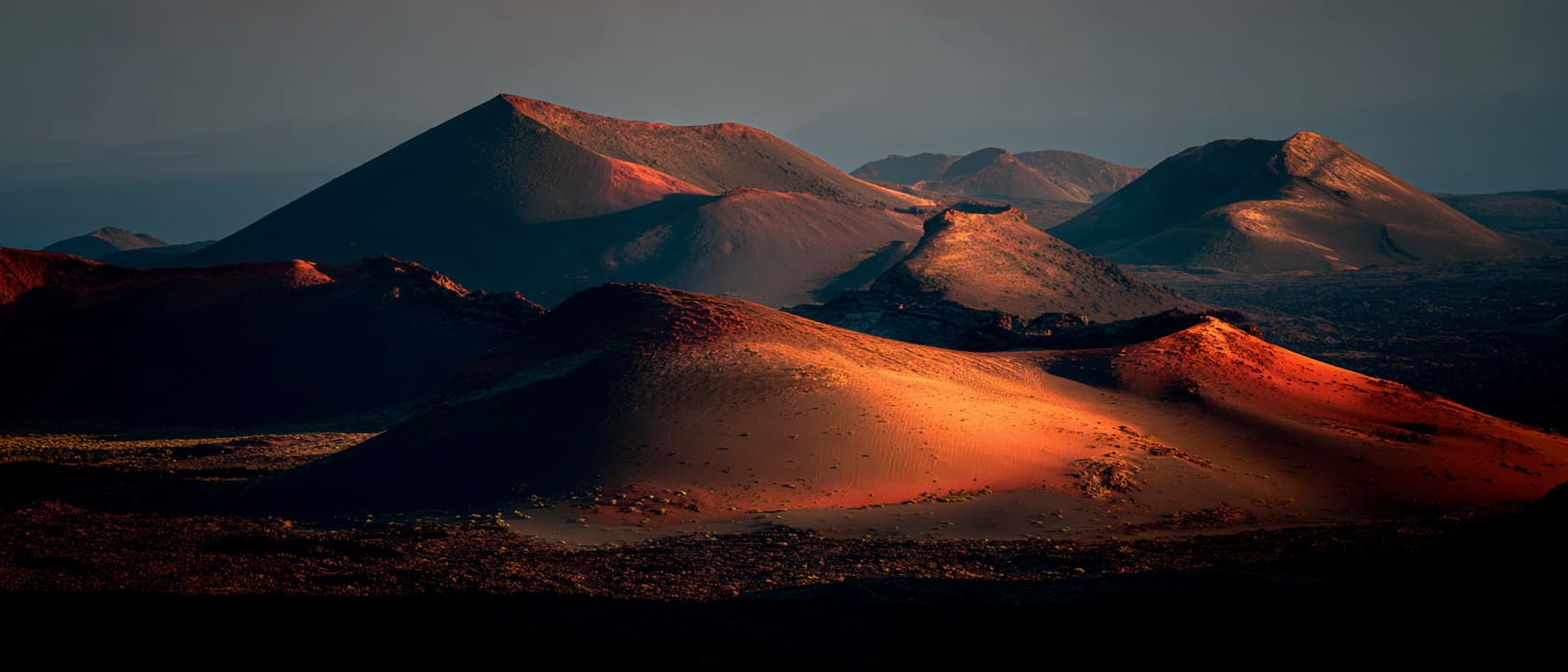 Die Feuerberge des Nationalparks Timanfaya bei Sonnenuntergang, die die Vulkanlandschaft von Lanzarote zeigen