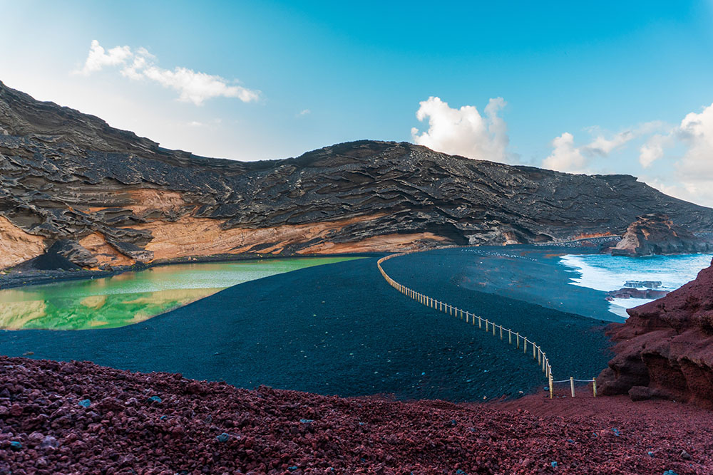 Die leuchtend grüne Lagune von Charco de los Clicos am schwarzen Vulkanstrand von Lanzarote